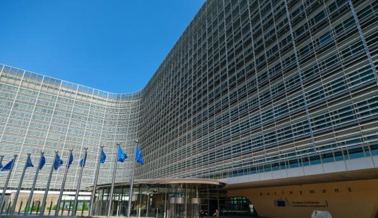 Le politiche Ue per il clima perdono un altro pezzo: la Commissione ritirerà la direttiva anti-greenwashing